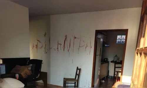Homem agride esposa e escreve na parede com sangue da vítima