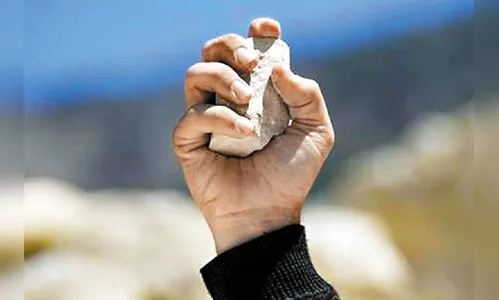 Homem intervém em briga de casal e é agredido com pedrada