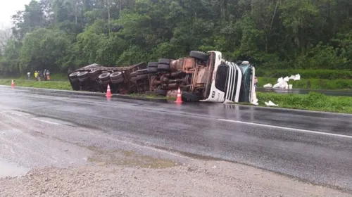 Uma das carretas ficou sobre a pista sentido Paranaguá