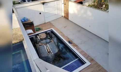 Motorista manobra carro, cai em piscina e mata jovem de 22 anos