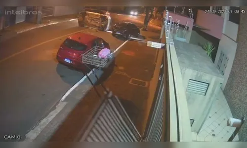 VÍDEO: Carro tomba após bater em outro veículo em Apucarana