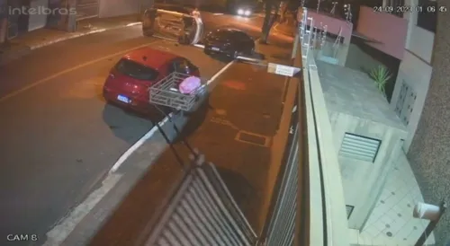 VÍDEO: Carro tomba após bater em outro veículo em Apucarana
