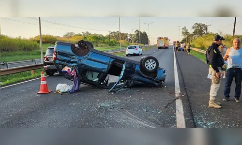 Veículo capota na BR-369 e deixa mulher ferida em Arapongas; veja