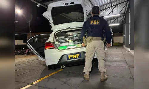 PRF apreende carro roubado carregado com maconha em Umuarama
