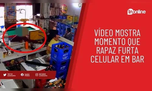Vídeo mostra momento que rapaz furta celular em bar