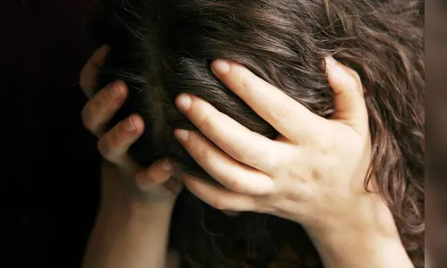 Homem é suspeito de agredir a esposa batendo a cabeça dela na parede