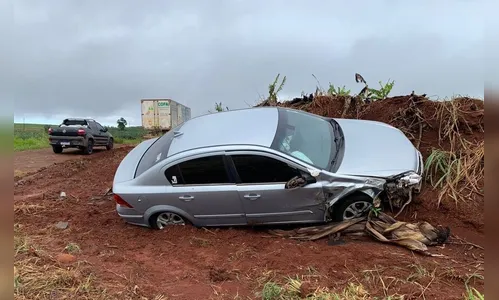 Carro derrapa na pista molhada e atinge barranco em Novo Itacolomi
