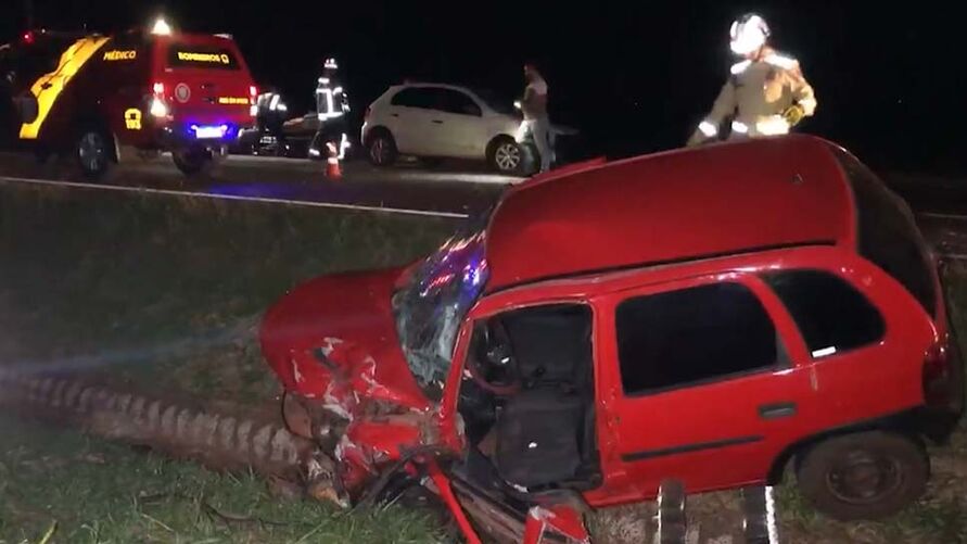 Batida frontal entre carros é registrada na BR-277 em Cascavel