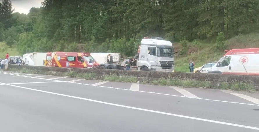 Ambulâncias foram ao local para atender o motorista