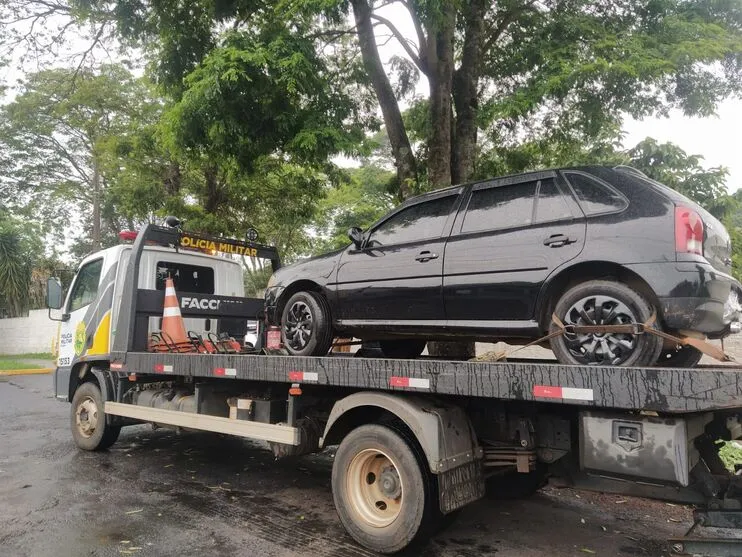 De acordo com a Polícia Militar (PM), o veículo, um VW Gol, foi furtado na Rua Humberto Contato, onde estava estacionado, por volta da 1h30.
