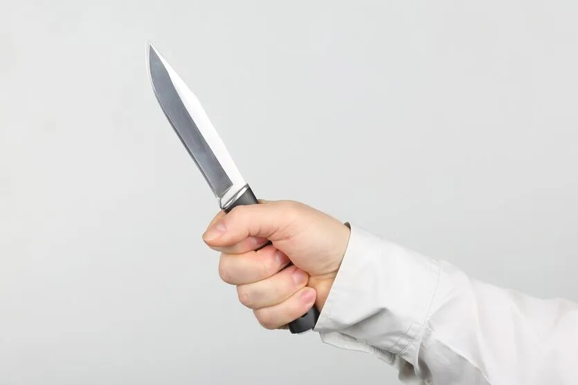 De acordo com a mulher, o homem foi até a residência com a faca para realizar as ameaças
