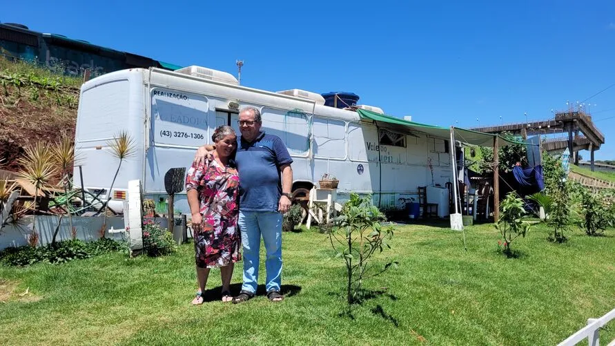 José Joaquim dos Santos Neto, 54 anos, e a esposa, Rosimeire Aparecida dos Santos em frente a "Casa Ônibus"