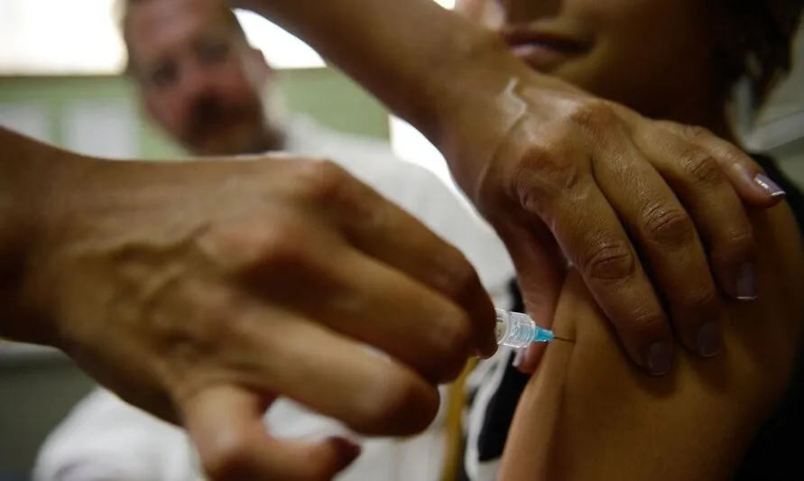 No Brasil, a vacina está disponível no Programa Nacional de Imunizações (PNI) para meninas e meninos entre 9 e 14 anos