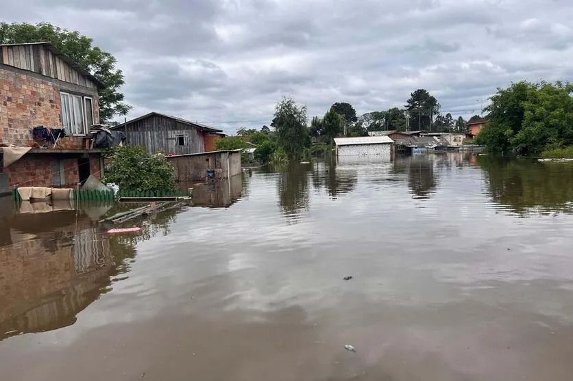 O novo boletim da Defesa Civil do Paraná, divulgado nesta quarta-feira (11),informa que 37.583 pessoas foram afetadas pelas chuvas nos últimos dias