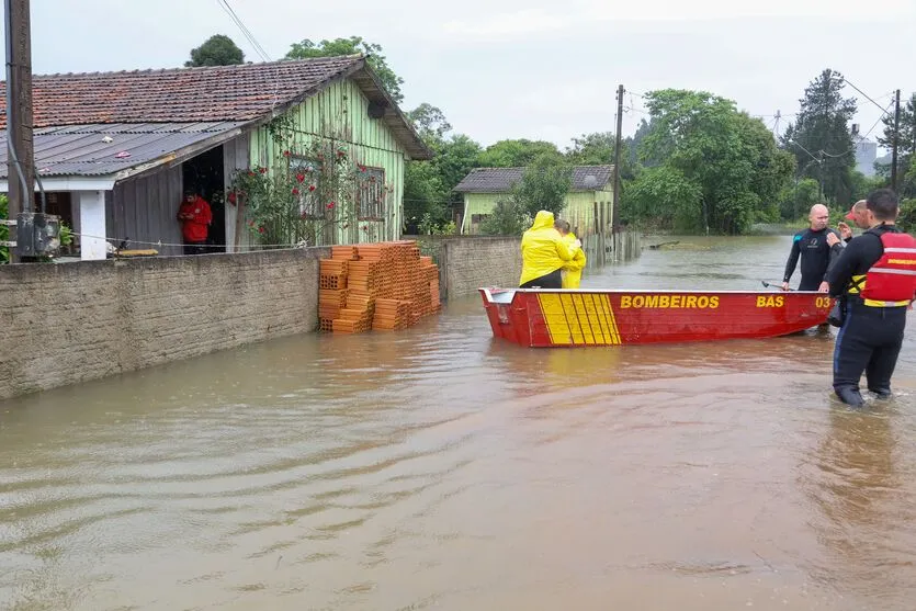Temporais castigam o Paraná e geram inundações em várias cidades do Sul do Estado