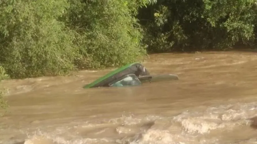 Trator caiu em área submersa na região rural conhecida como Fartura, no município de Canoinhas (SC).