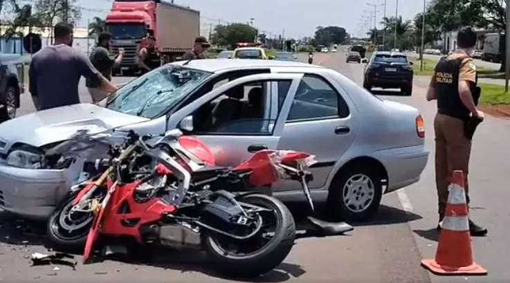 Acidente ocorreu em frente à Simbal