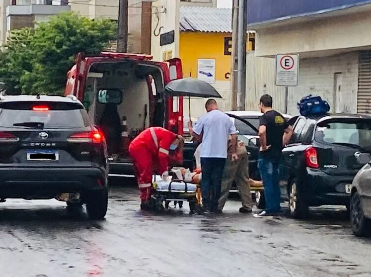 Acidente ocorreu na tarde desta terça-feira (17) no centro