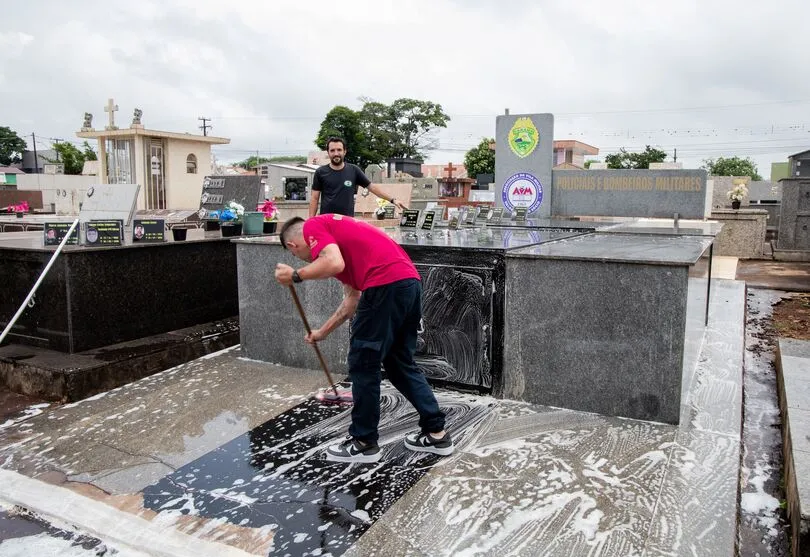 Apesar da chuva, há movimentação de limpeza de jazigos nos cemitérios da cidade