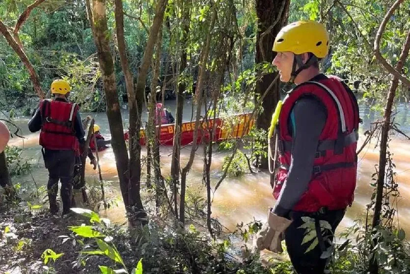 Bombeiros localizaram motorista de carro na segunda-feira