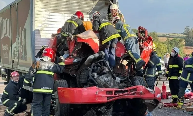 Cabine do caminhão ficou completamente destruída