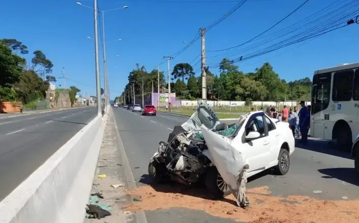 Carro bateu na traseira do ônibus que estava parado