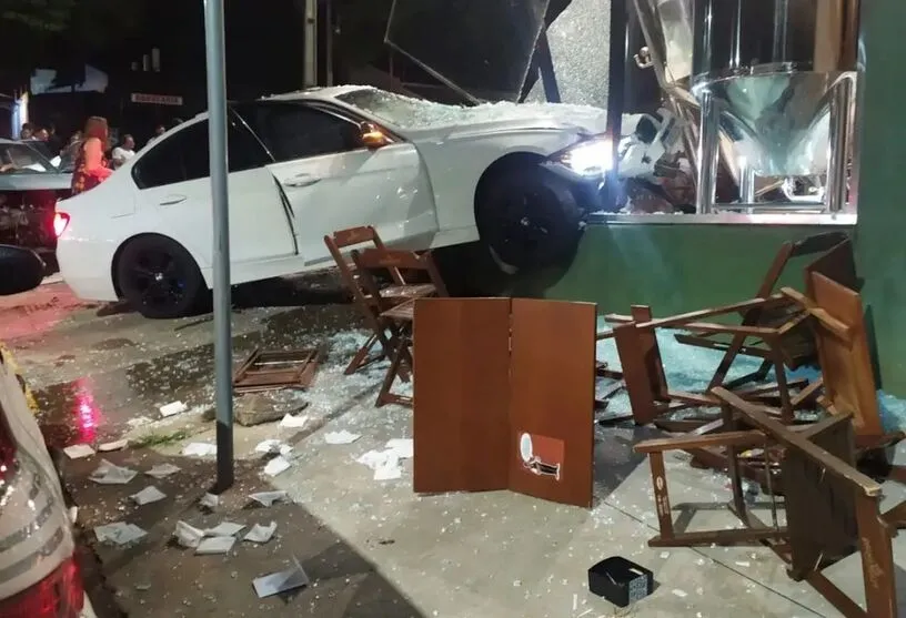 Carro chegou a atingir um tonel de cerveja com o impacto