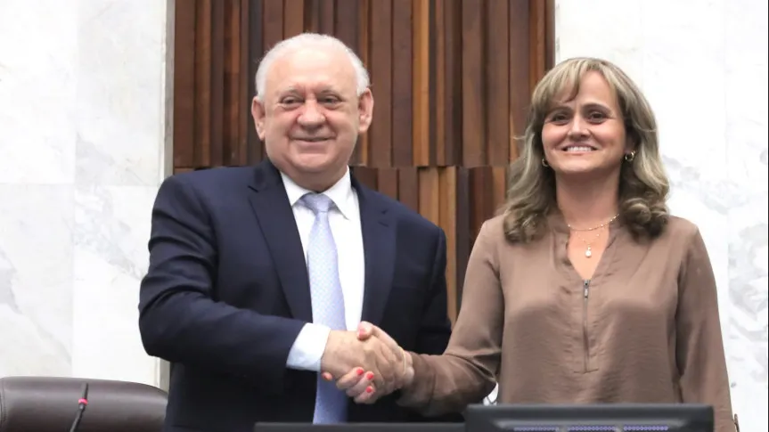 Deputado Ademar Traiano cumprimenta a jornalista Kátia Chagas