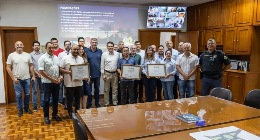 Equipe da prefeitura comemora reconhecimento