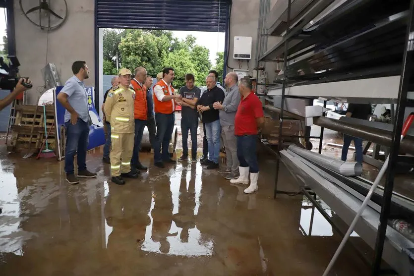 Governador iscutiu demandas do município e medidas a serem tomadas com o prefeito e equipes da Defesa Civil e Corpo de Bombeiros Militar