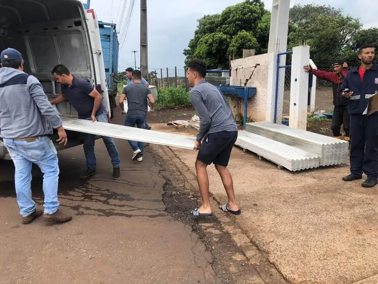 Logo após o temporal a prefeitura entregou 7 mil chapas de Eternit para as famílias atingidas