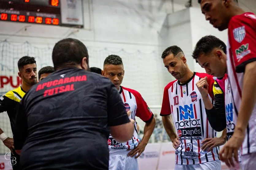 Luiz Henrique orienta atletas na partida contra o Medianeira