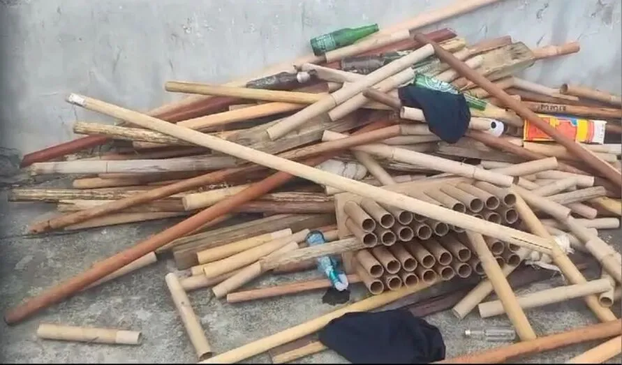 Mais de 20 cabos de madeira foram apreendidos pela polícia além de um soco inglês