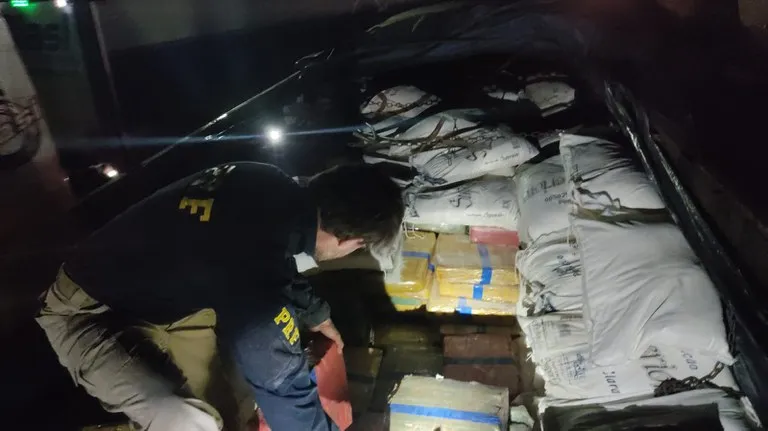 Mais de 4,5 toneladas da droga foram encontradas em meio a carga de trigo