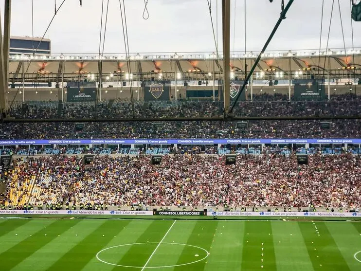 Maracanã estava lotado de torcedores neste sábado (4)