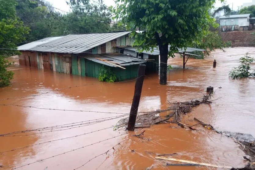 Milhares de pessoas estão desabrigadas