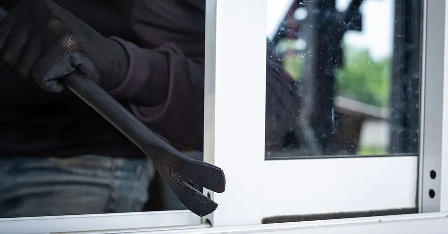 Morador estava viajando enquanto a casa foi furtada