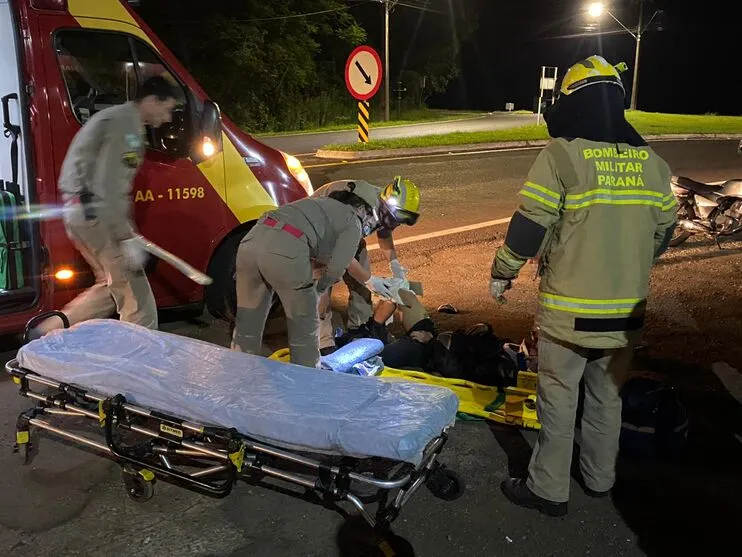 Motociclista é arremessado após grave acidente em Apucarana; veja