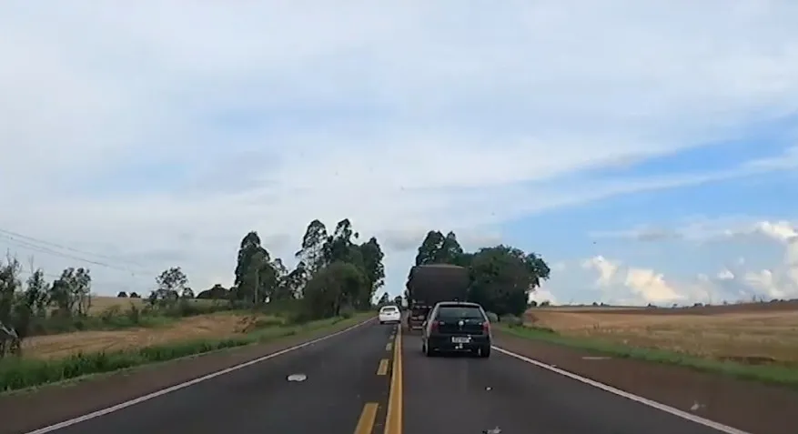 Motorista de um carro que seguia na frente da viatura realizou ultrapassagem de um caminhão em faixa contínua, uma grave infração de trânsito.