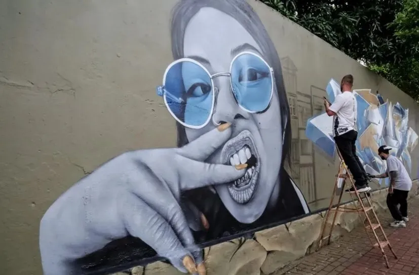 Muro do Colégio Estadual Nilo Cairo foi repaginado durante encontro de graffiti em 2022