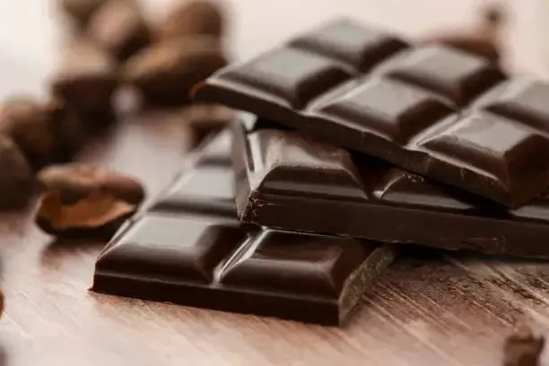 No local, os policiais encontraram os chocolates expostos para venda
