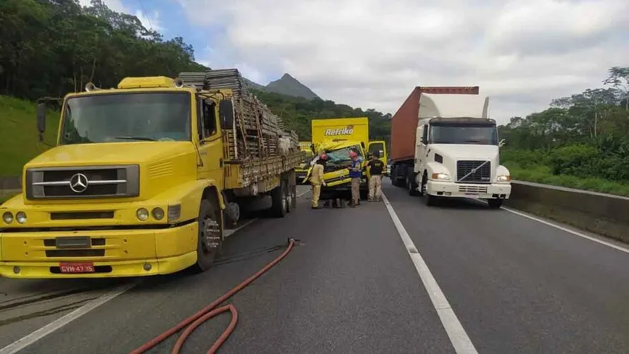 O acidente foi na descida da Serra do Mar