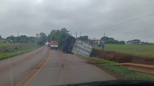 O caminhão tombou entre Corbélia e Cafelândia
