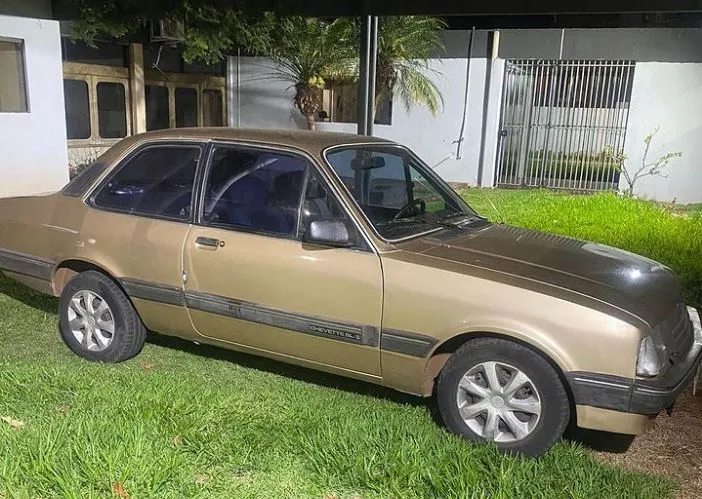 O carro estava estacionado na rua quando foi furtado