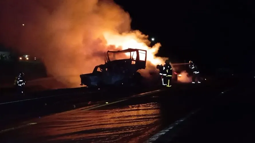 O condutor da carreta foi retirado com ajuda de pessoas que passavam pelo local