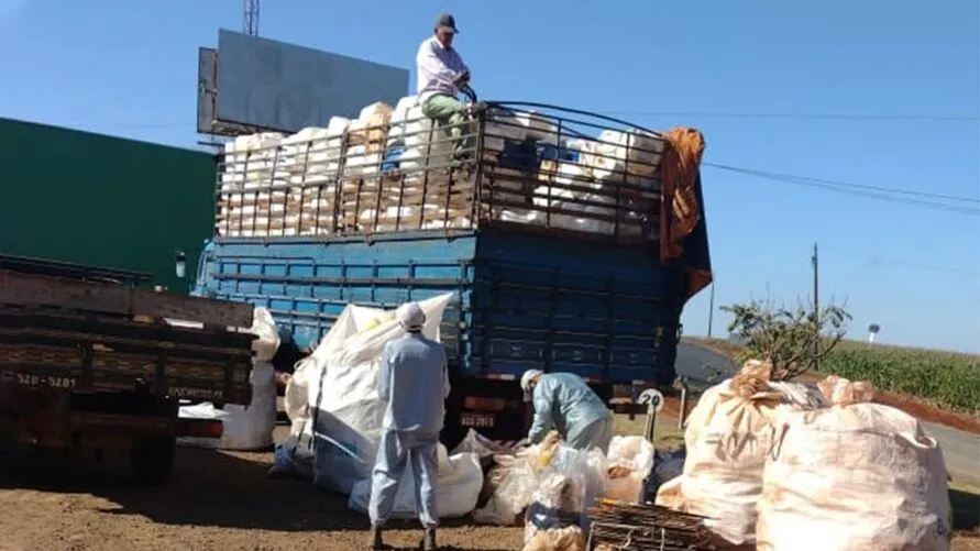 O local da entrega do material será no pátio da Cocamar