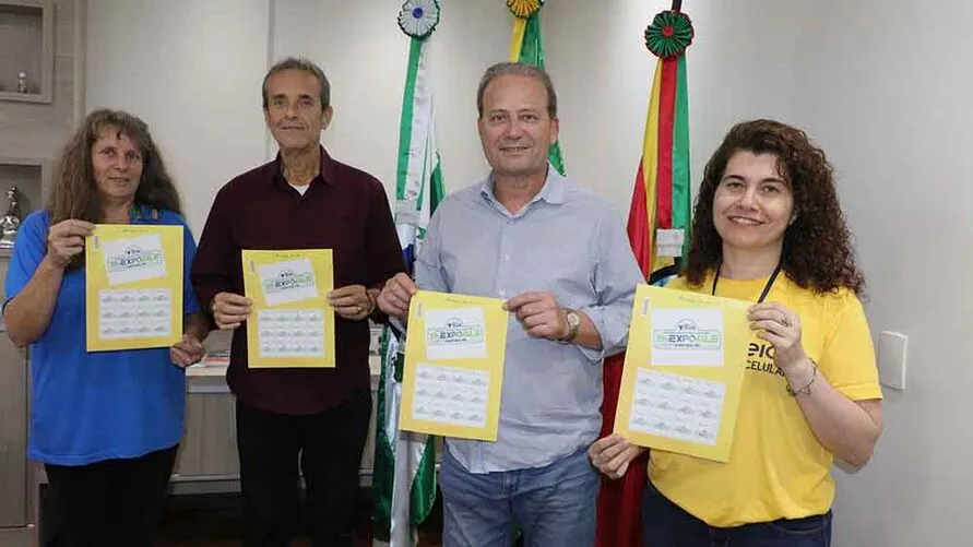 O selo foi entregue aos prefeitos Carlos Gil e Marcelo Reis