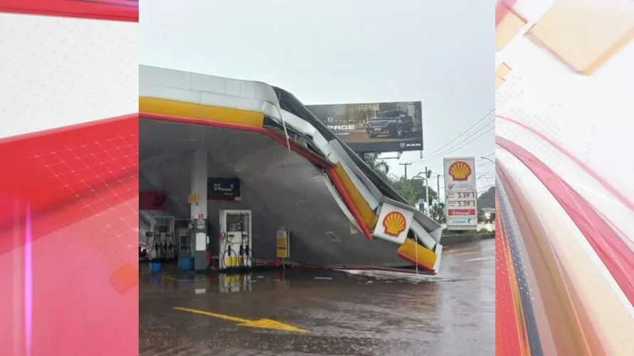 O vento derrubou a cobertura metálica de um posto de combustíveis