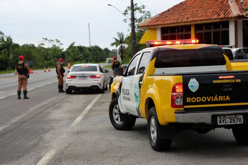 Os policiais militares rodoviários utilizam de testes etilômetros para identificar motoristas que estejam dirigindo sob a influência de álcool.