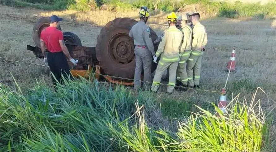 Trator virou para outro lado em acidente